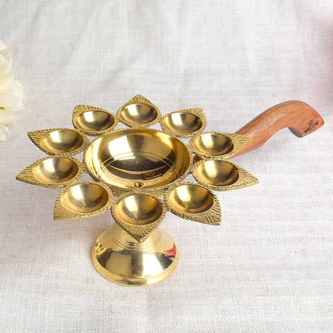 Dasmukhi Aarti Diya with Wooden Handle – Ten-wick brass diya with sturdy wooden handle for grand temple and home rituals. India’s Largest Pooja Accessories Brand – www.satvikstore.in