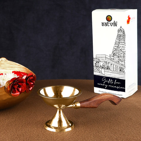 Fascinating Aarti Diya with Curved Wooden Handle – Elegant brass diya with a beautifully curved wooden handle, designed for pooja ceremonies and aarti. India’s Largest Pooja Accessories Brand – www.satvikstore.in